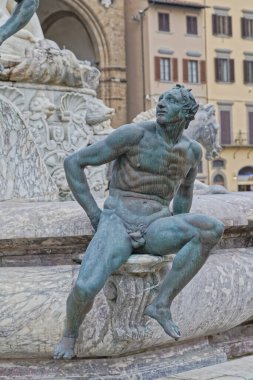 FLORENCE, ITALY - 25 Eylül 2019 Bronz bir adam heykeli, Piazza della Signoria 'daki Neptün Çeşmesi' nin detayları, Palazzo Vecchio 'nun önünde..