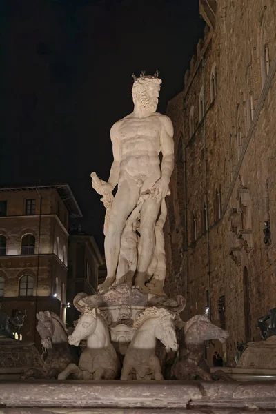 佛罗伦萨 意大利 2019年9月25日晚上 位于Vecchio宫前面的Piazza Della Signoria的海王星之泉 — 图库照片