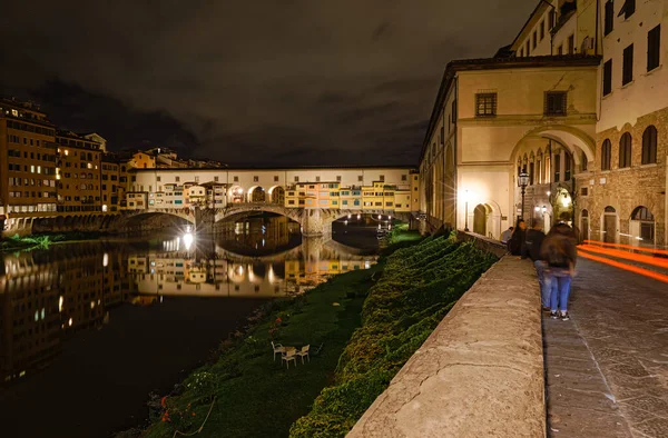 Florence Italy Eylül 2019 Ponte Vecchio Geceleri Arno Nehrinde Yansıyor — Stok fotoğraf