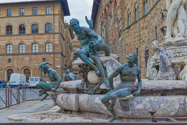 佛罗伦萨 意大利 2019年9月25日一个男人的铜像 位于Vecchio宫前面的西格诺里亚广场海王星喷泉的细节 — 图库照片