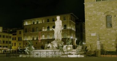 FLORENCE, ITALY - 25 Eylül 2019 Geceleri, Piazza della Signoria 'daki Neptün Pınarı' nın önünden geçen insanlar.
