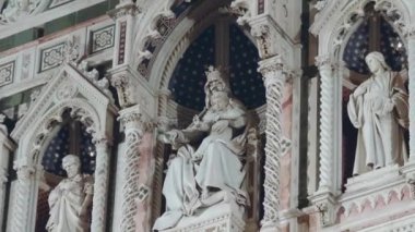 Geceleri İtalya 'daki Santa Maria del Fiore Duomo Katedrali' ndeki heykeller zum yapar.