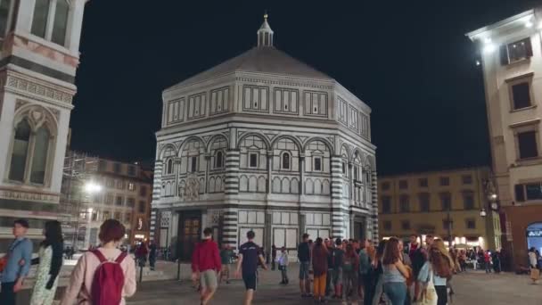 フィレンツェ イタリア 2019年9月24日聖ヨハネ教会と大聖堂の洗礼堂を夜通りに通り過ぎる人々 — ストック動画