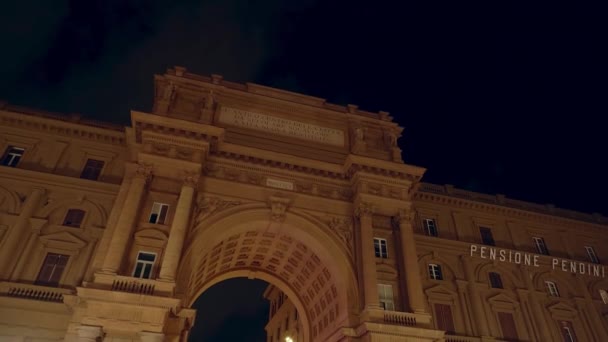 Florence Italy September 2019 People Passing Grand Archway Night Atmosphere — Stock Video