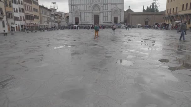フィレンツェ イタリア 2019年9月25日サンタ クローチェ広場のサンタ クローチェ大聖堂イタリアの栄光の寺院 傾斜カメラとしても知られています — ストック動画