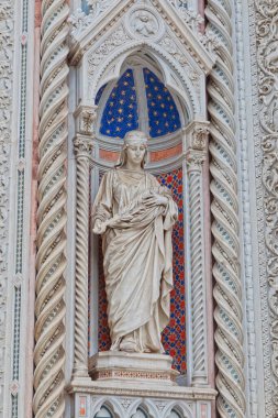 Santa Maria del Fiore katedralinin dış dekorasyonundaki Çiçeklerin Aziz Mary Anıtı. Ya da İtalya 'daki Duomo di Florence' a atıfta bulunulmuş..