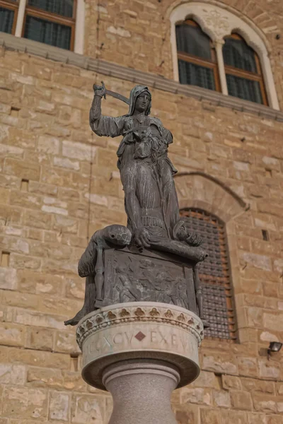 到了晚上 朱迪思和荷洛弗伦斯雕塑品的复制品就在佛罗伦萨的弗洛伦斯 西格诺里亚广场的韦奇奥宫前面 — 图库照片