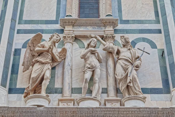 Marmurowe Posągi Anioła Jezusa Jana Chrzciciela Zewnętrznej Fasadzie Katedry Santa — Zdjęcie stockowe