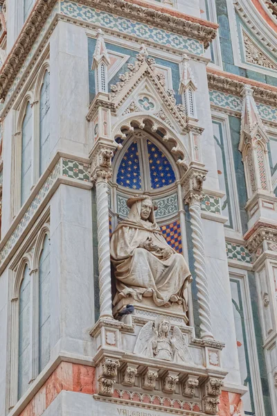 サンタ マリア フィオーレ大聖堂の外観装飾のピエトロ ヴァレリアニ枢機卿の像 または単にイタリアのドゥオーモ フィレンツェを参照 — ストック写真