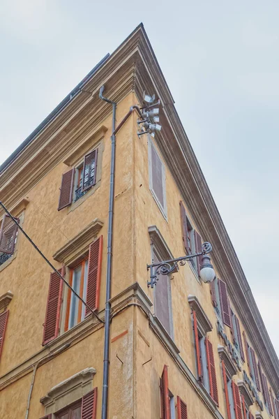 Ecke Des Gebäudes Mit Lichtreflektoren Und Fenstern Der Altstadt Von — Stockfoto