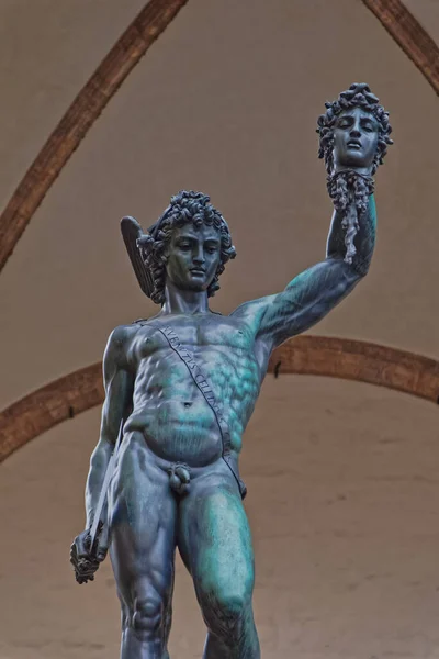 フィレンツェ イタリア 9月25 2019 Benvenuto Cellinis像ペルセウス広場 デッラ シニョリアのLoggia Dei LanziのMedusaの頭を持つ — ストック写真