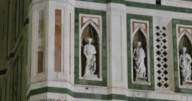 FLORENCE, ITALY - 25 Eylül 2019 Geceleri Santa Maria del Fiore Duomo Katedrali 'ndeki heykeller sağa dönüyor.