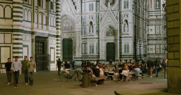 フィレンツェ イタリア 2019年9月25日聖ヨハネ教会と大聖堂の洗礼堂を夜通りに通り過ぎる人々 — ストック動画