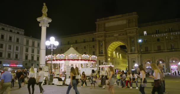 佛罗伦萨 意大利 2019年9月25日人们在夜晚的氛围中经过古老的旋转木马和大拱门 市中心在共和国广场 — 图库视频影像