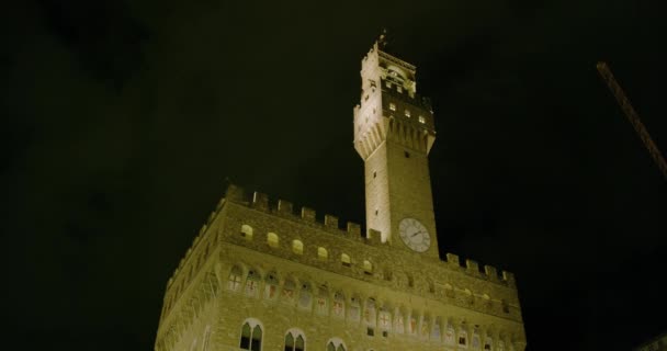 フィレンツェ イタリア 9月25 2019人々は夜に Signoria広場にあるPalazzo Vecchioを通ります カメラを下に向けて — ストック動画