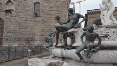 FLORENCE, ITALY - 25 Eylül 2019 İnsanlar Palazzo Vecchio 'nun önünde, Piazza della Signoria' daki Neptün Çeşmesi 'nden geçiyorlar..
