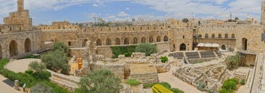 JERUSALEM, ISRAEL - 18 Mayıs 2016: Eski şehrin Jaffa Kapısı girişinde yer alan David Kulesi 'nin batı duvarının panoramik görüntüsü.