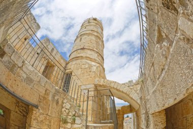 JERUSALEM, ISRAEL - 18 Mayıs 2016: Davut Kulesi 'ndeki Osmanlı minaresinin ve arka plandaki yeni şehrin balık gözü görüntüleri