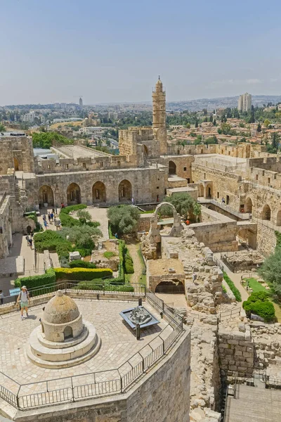 Jerusalem Israel 2016年5月18日 背景にデビッドと新しい都市の塔の中庭とオスマン帝国のミナレットで考古学的発見のビュー — ストック写真