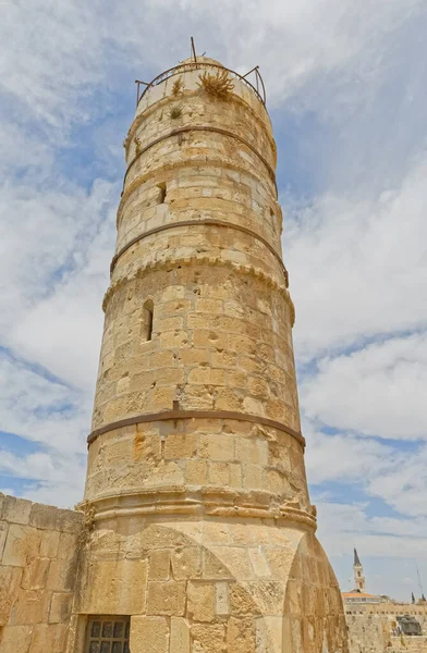 イスラエル エルサレム2016年5月18日 ダビデの塔にあるオスマン帝国のミナレットと背景にある新しい都市 — ストック写真