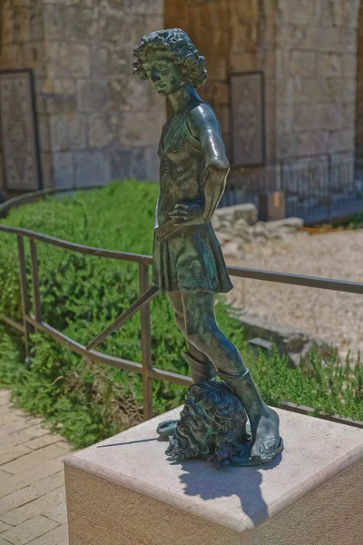 Jerusalem Israel May 2016 安德烈亚 弗罗基奥斯 大卫在大卫塔的铜制复制品 是意大利佛罗伦萨市送给耶路撒冷城的礼物 模特儿是年轻的莱昂纳多 达芬奇 — 图库照片