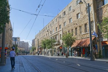 JERUSALEM, ISRAEL - 18 Mayıs 2016: Eski şehrin batı ucundaki Jaffa caddesinde gündüz sahnesi.