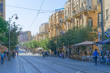 JERUSALEM, ISRAEL - 18 Mayıs 2016: Eski şehrin batı ucundaki Jaffa Caddesi 'nde trafik.