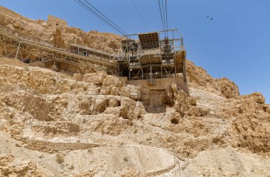 MASADA, ISRAEL - 21 Mayıs 2016: İsrail 'in güneyindeki antik kalenin Masada harabelerini gezen turistler teleferikle.