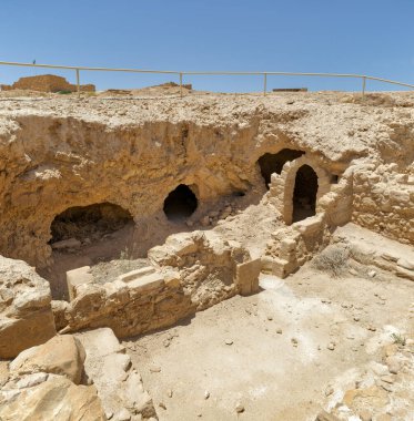 MASADA, ISRAEL - 21 Mayıs 2016: Bizans konutları İsrail 'in güneyindeki antik kalenin Masada kalıntılarının bir bölümü.