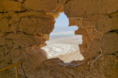 MASADA, ISRAEL - 21 Mayıs 2016: İsrail 'in güneyindeki antik kalenin Masada harabelerinin duvarındaki delik.