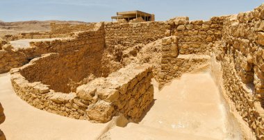 MASADA, ISRAEL - 21 Mayıs 2016: İsrail 'in güneyindeki antik kalenin Masada harabelerinde halka açık yüzme havuzu.