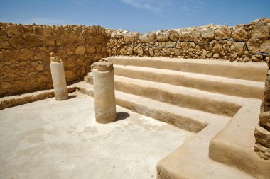 MASADA, ISRAEL - 21 Mayıs 2016: İsrail 'in güneyindeki antik kalenin Masada harabelerindeki sinagog.