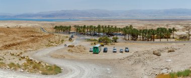 MASADA, ISRAEL - 21 Mayıs 2016: Güney İsrail çöllerindeki antik kalenin Masada kalıntılarını ziyaret eden turistler.