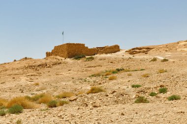 MASADA, ISRAEL - 21 Mayıs 2016: Güney İsrail çöllerindeki antik kalenin Masada kalıntılarını ziyaret eden turistler.