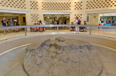 MASADA, ISRAEL - 21 Mayıs 2016: Masada 'nın kablo girişi üzerine inşa edildiği tepenin maket heykeli.