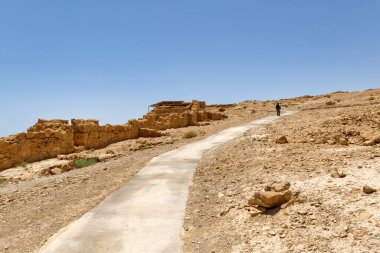 MASADA, ISRAEL - 21 Mayıs 2016: Güney İsrail çöllerindeki antik kalenin Masada kalıntılarını ziyaret eden turistler.
