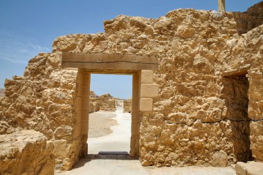 MASADA, ISRAEL - 21 Mayıs 2016: Masada İsrail 'in güneyindeki antik kalenin kapısını harabeye çevirdi.