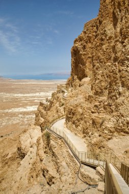 MASADA, ISRAEL - 21 Mayıs 2016: Güney İsrail 'deki antik kale Masada kalıntılarını daha kolay ve güvenli bir şekilde görmek için yeni merdivenler.