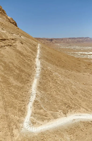 องเท ยวบนเส นทางป นเขาเย ยมชมซากปร Masada ของป อมโบราณในทะเลทรายอ สราเอลใต — ภาพถ่ายสต็อก