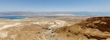 İsrail 'in güneyindeki Masada harabelerinin yürüyüş yolundan ölü deniz manzarası.