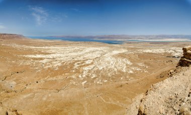 İsrail 'in güneyindeki Masada harabelerinin yürüyüş yolundan ölü deniz manzarası.