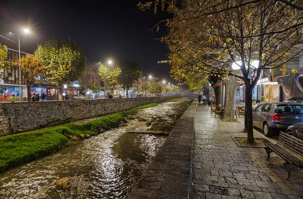 Prizren Kosowo Listopad 2022 Osoby Przemierzające Rzekę Bistricę Zimną Listopadową — Zdjęcie stockowe