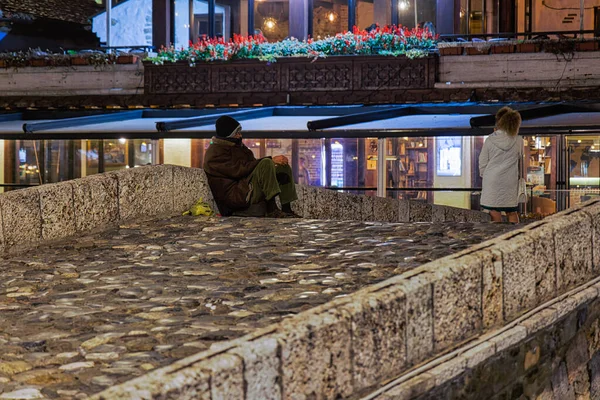 Prizren Kosovo Novembre 2022 Uomo Solo Seduto Mendicare Vecchio Ponte — Foto Stock