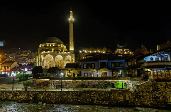 Prizren Kosovo 2022年11月12日 旧石の川の銀行 オスマン シナン モスク ビストリツァ川による静かな夜市内中心部 長時間露光 — ストック写真