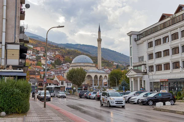 Prizren Kosovo 2022年11月13日 11月13日阴天 奥斯曼帝国的Sinan Pasha清真寺从市中心的Adem Jashari街俯瞰 — 图库照片
