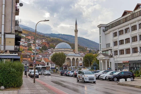 Kosovo Prizren Kosovo 2022年11月13日 オスマン帝国のシンパサモスクビュー11月の曇りの日に市内中心部のアデム ジャシャリ通りから — ストック写真