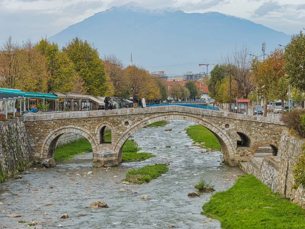 Prizren Kosowo Listopad 2022 Ludzie Spacerujący Starym Kamiennym Moście Nad — Zdjęcie stockowe