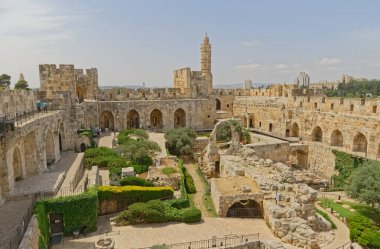 JERUSALEM, ISRAEL - 18 Mayıs 2016: Eski şehrin Jaffa Kapısı girişinde yer alan Davut Kulesi 'nin arkeolojik bulguları ve Osmanlı minaresi.