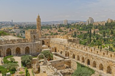 JERUSALEM, ISRAEL - 18 Mayıs 2016: Eski şehrin Jaffa Kapısı girişinde yer alan Davut Kulesi 'nin arkeolojik bulguları ve Osmanlı minaresi.
