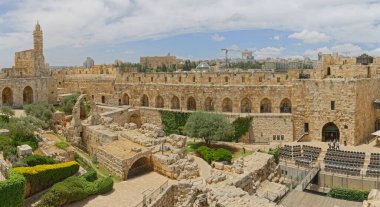 JERUSALEM, ISRAEL - 18 Mayıs 2016: Eski şehrin Jaffa Kapısı girişinde yer alan David Kulesi 'nin batı duvarının panoramik görüntüsü.